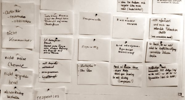 Die Teilnehmer notierten Eigenschaften wie "schweigsam", "eigenwillig" oder auch "autoritär" und "nicht meine Chemie" für ihre schwierigen Menschen Pinnwand mit aufgeklebten, beschriebenen Notizzetteln