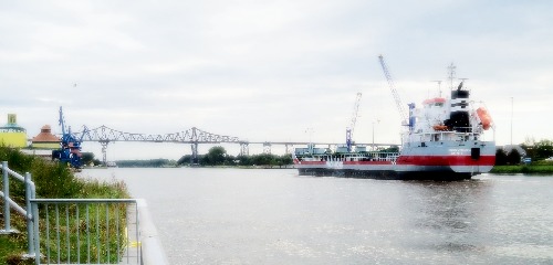 Nord-Ostsee-Kanal in Rendsburg mit Frachtverkehr Rendsburg-Bruecke
