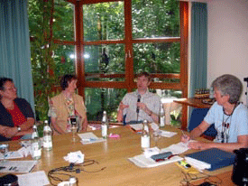 Selbsthilfegruppensprecher sitzen am runden Tisch